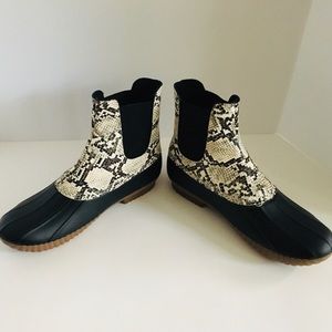NWOT/B UO Duck Boots